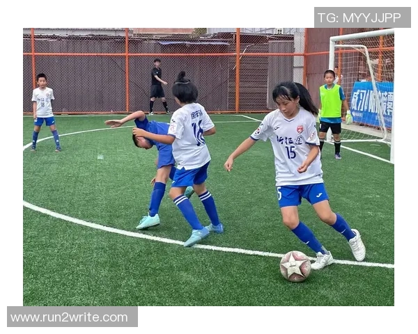 小小歌迷唱响足球梦球星赞歌点燃少年热情